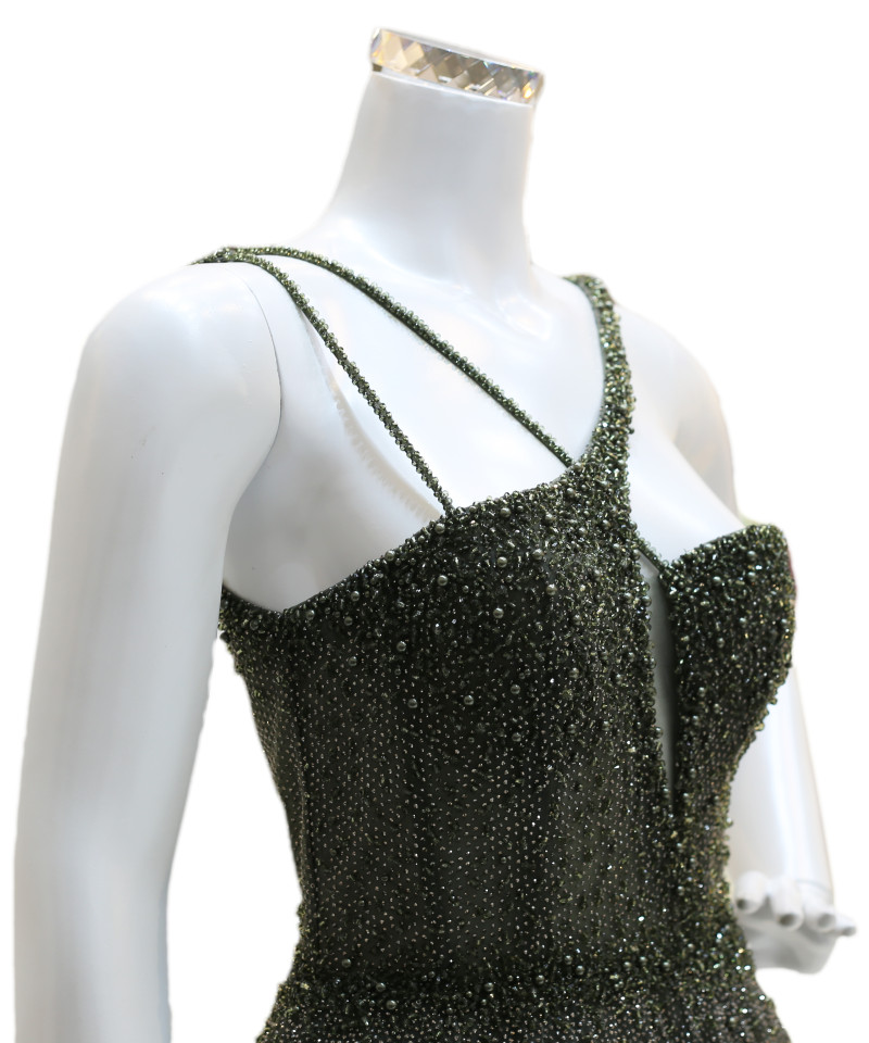 فستان سهرة تل زيتوني غامق بتطريز عصري بديع