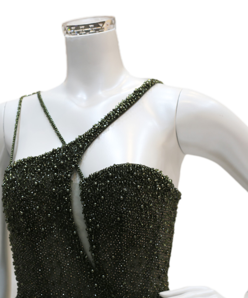 فستان سهرة تل زيتوني غامق بتطريز عصري بديع