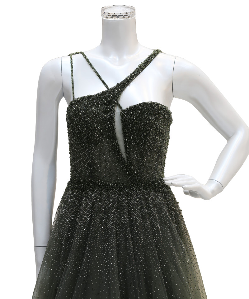 فستان سهرة تل زيتوني غامق بتطريز عصري بديع