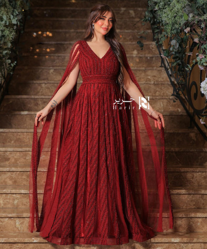 فستان سهرة احمر تول بفتحة صدر V وأكمام منسدلة 
