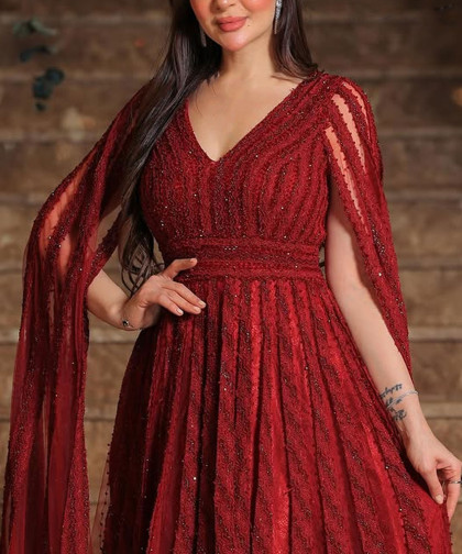 فستان سهرة احمر تول بفتحة صدر V وأكمام منسدلة 