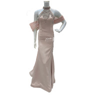 فستان سهرة أنيق بتصميم هالتر مطرز ولون وردي ناعم