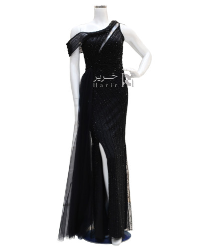 فستان سهرة أسود بترتر فاخر وتصميم كتف واحد مع فتحة جانبية أنيقة