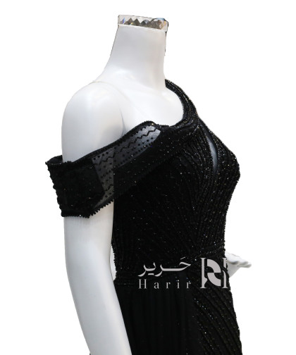 فستان سهرة أسود بترتر فاخر وتصميم كتف واحد مع فتحة جانبية أنيقة