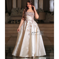 Elegant Evening Dress with Hand Embroidery and a Refined Classic Design