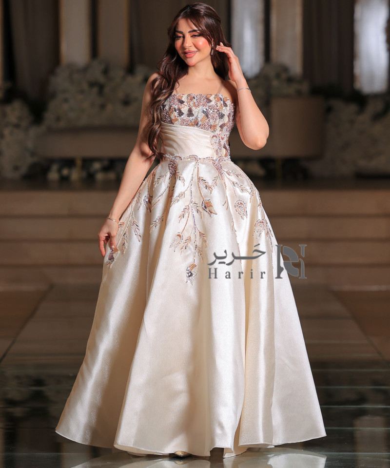 Elegant Evening Dress with Hand Embroidery and a Refined Classic Design