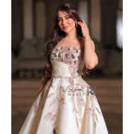 Elegant Evening Dress with Hand Embroidery and a Refined Classic Design