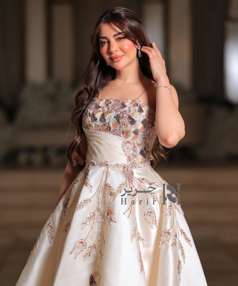Elegant Evening Dress with Hand Embroidery and a Refined Classic Design