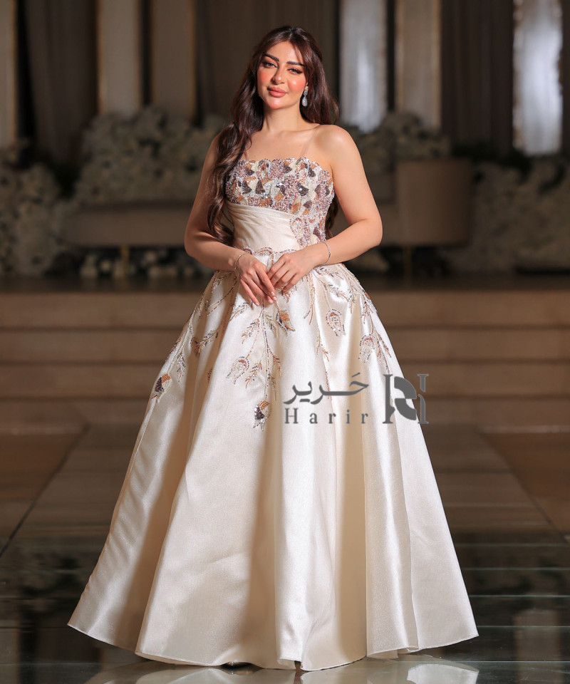 Elegant Evening Dress with Hand Embroidery and a Refined Classic Design