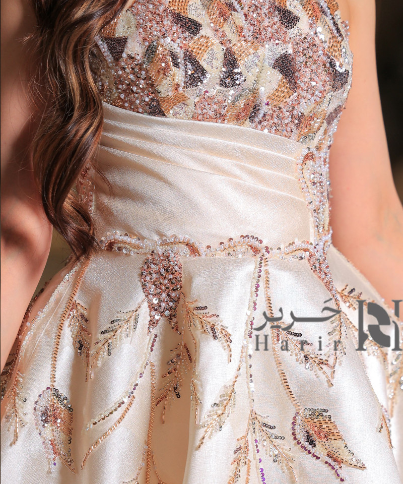Elegant Evening Dress with Hand Embroidery and a Refined Classic Design