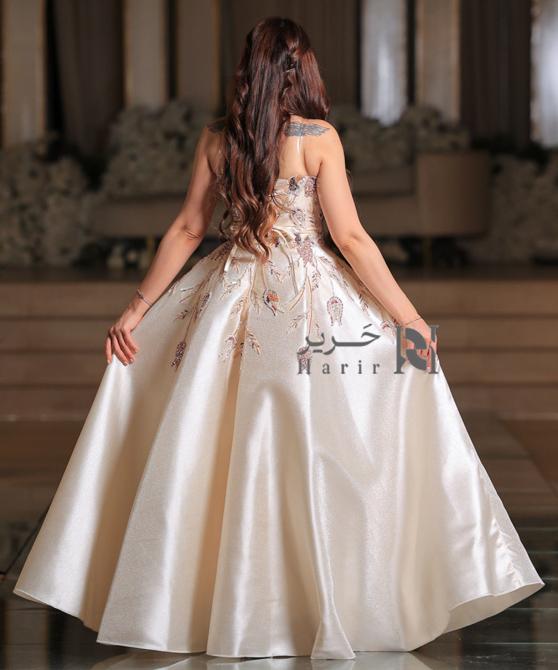 Elegant Evening Dress with Hand Embroidery and a Refined Classic Design