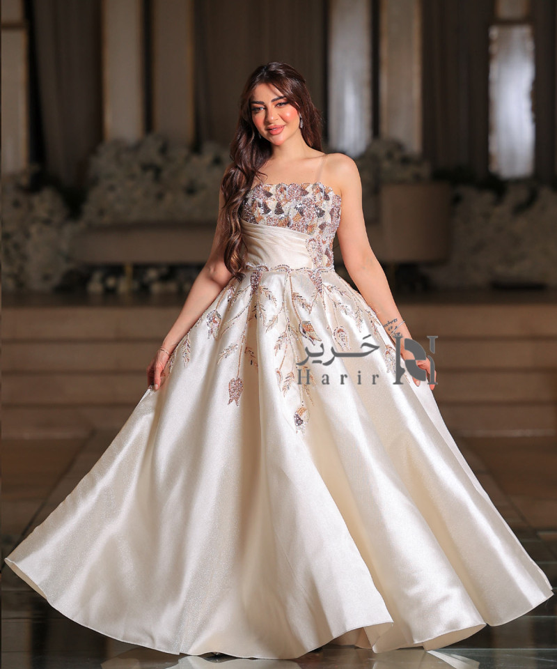 Elegant Evening Dress with Hand Embroidery and a Refined Classic Design