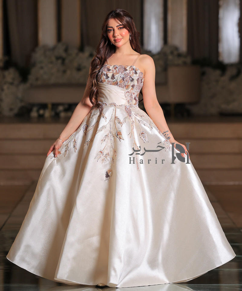 Elegant Evening Dress with Hand Embroidery and a Refined Classic Design