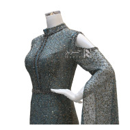 فستان سهرة أنيق مطرز بالكامل بأكمام كاب وأكتاف مكشوفة