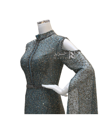 فستان سهرة أنيق مطرز بالكامل بأكمام كاب وأكتاف مكشوفة