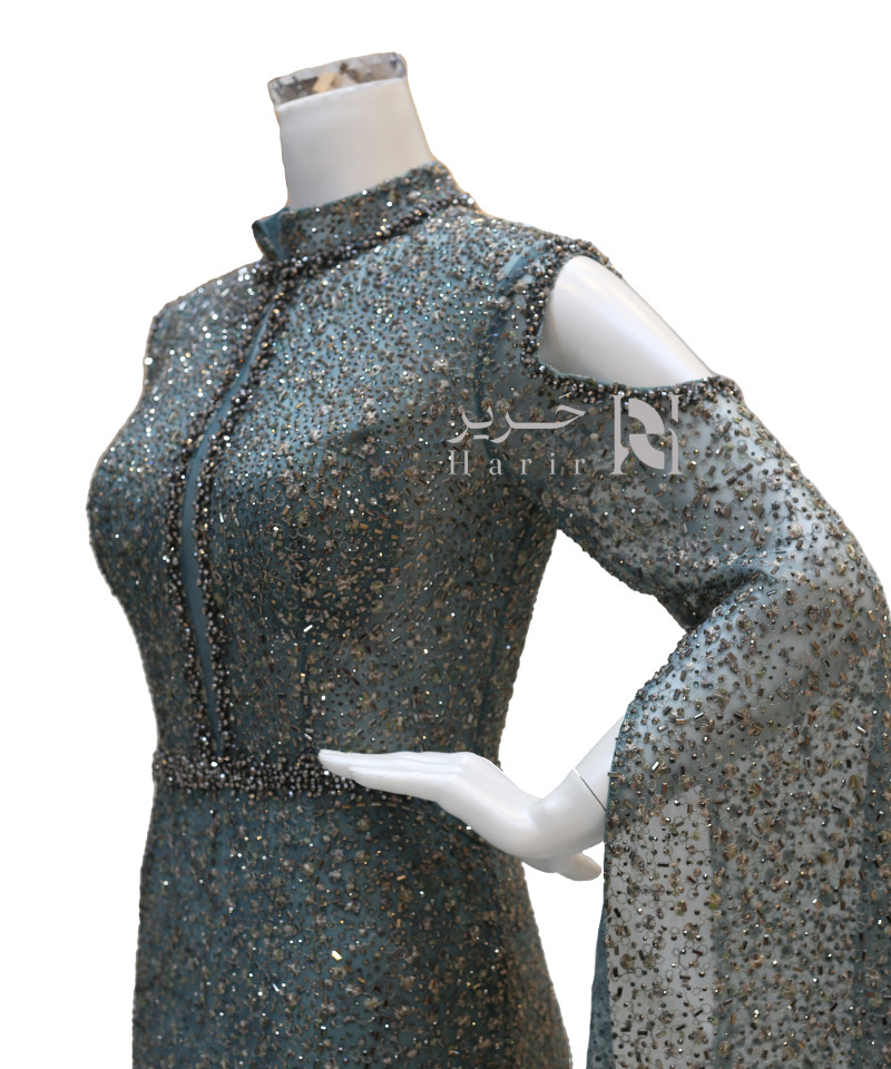 فستان سهرة أنيق مطرز بالكامل بأكمام كاب وأكتاف مكشوفة