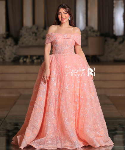 فستان سهرة خوخي بأكتاف ساقطة وتطريز دانتيل ناعم