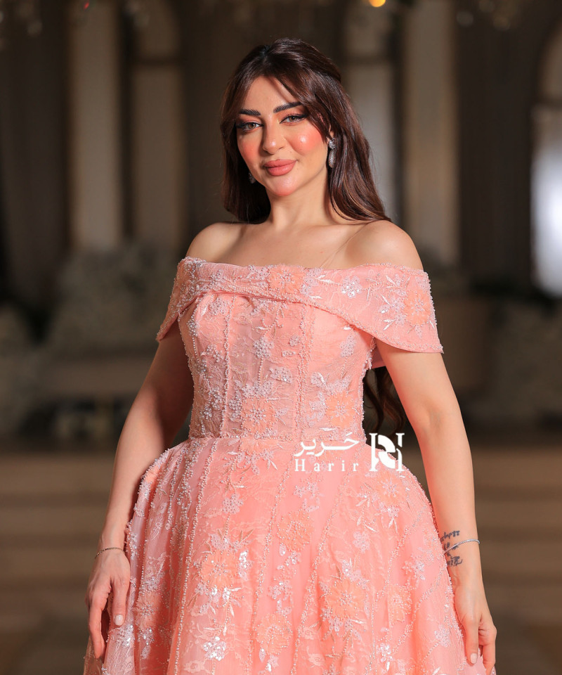 فستان سهرة خوخي بأكتاف ساقطة وتطريز دانتيل ناعم