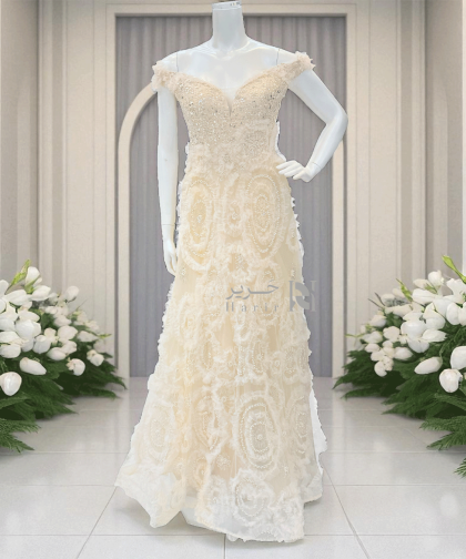 فستان سهره بيج فخم ملكي بتفاصيل وردية بارزة وفتحة صدر على شكل قلب