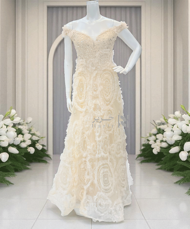 فستان سهره بيج فخم ملكي بتفاصيل وردية بارزة وفتحة صدر على شكل قلب