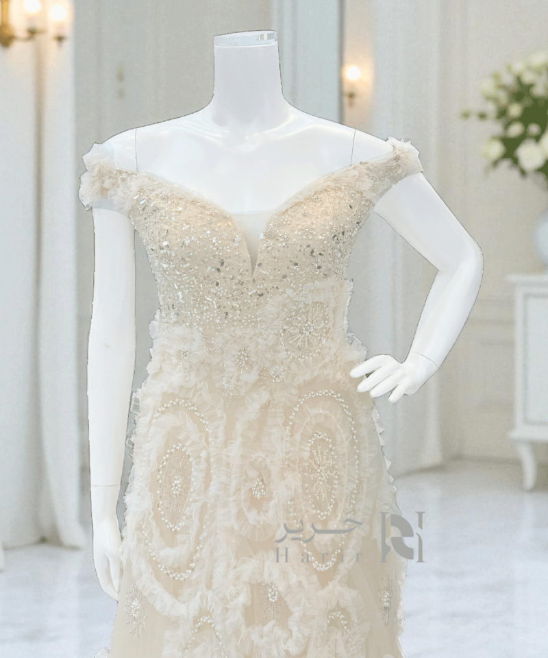 فستان سهره بيج فخم ملكي بتفاصيل وردية بارزة وفتحة صدر على شكل قلب