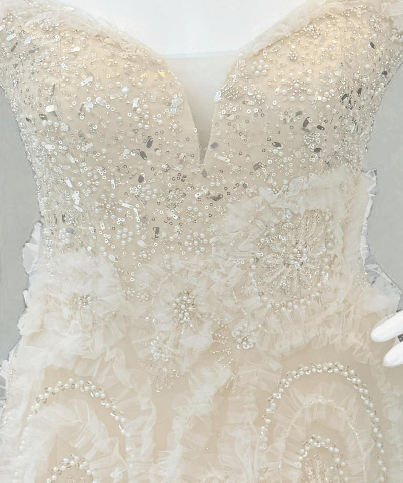 فستان سهره بيج فخم ملكي بتفاصيل وردية بارزة وفتحة صدر على شكل قلب