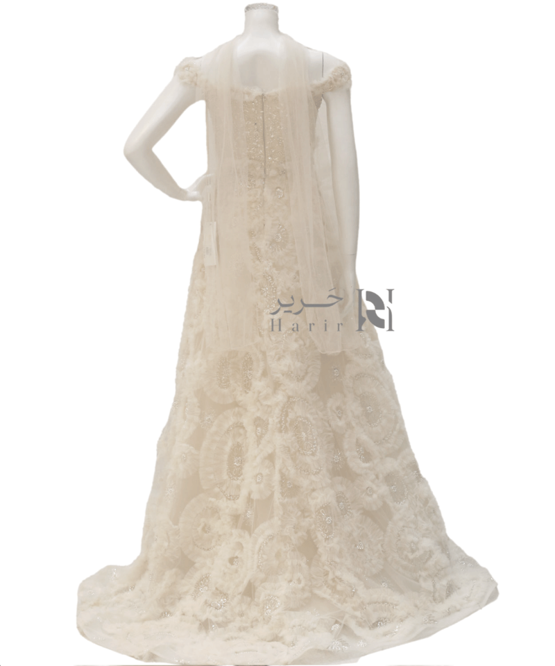 فستان سهره بيج فخم ملكي بتفاصيل وردية بارزة وفتحة صدر على شكل قلب