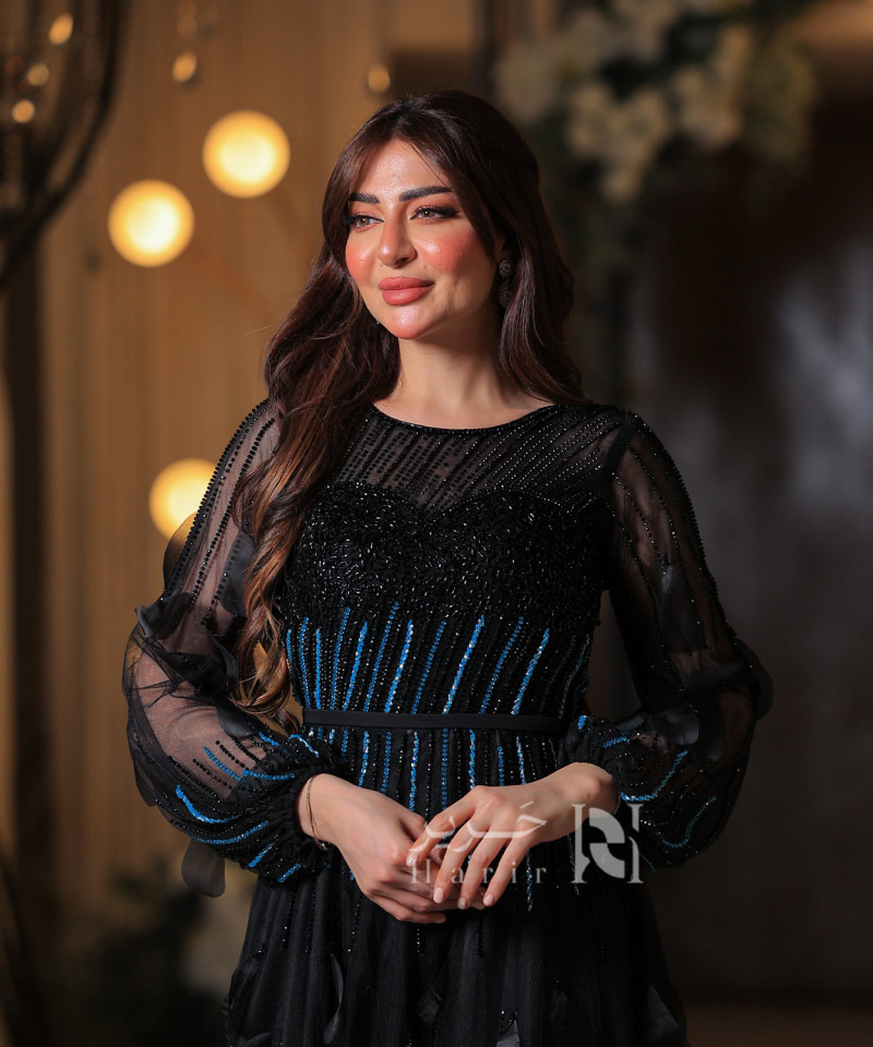 فستان أسود ملكي بتطريز لامع وأكمام شفافة من التول