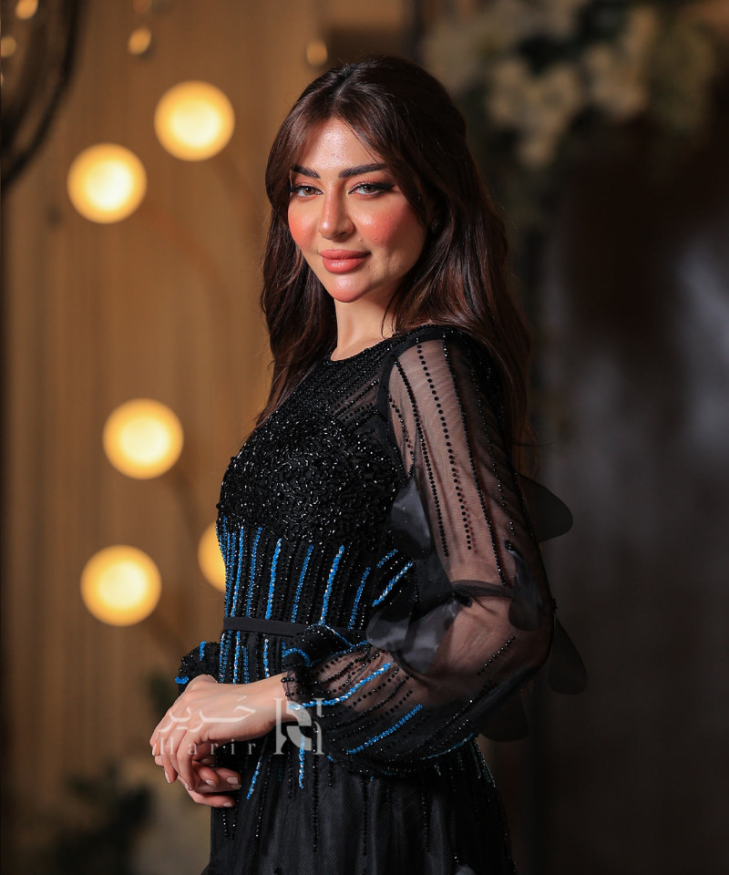 فستان أسود ملكي بتطريز لامع وأكمام شفافة من التول