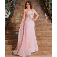 فستان سهرة وردي فاتح ضيق بتفاصيل كريستالية وقماش شيفون مطوي