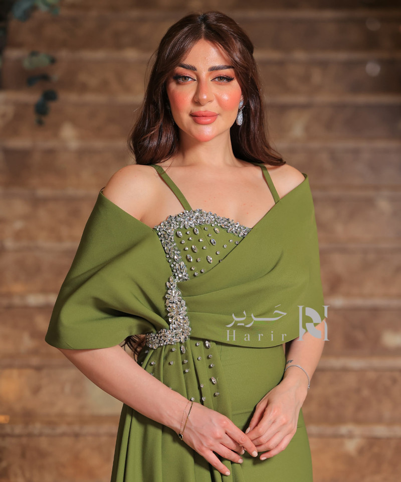فستان سهرة زيتوني بتصميم ملكي وتطريز فاخر من الكريستال