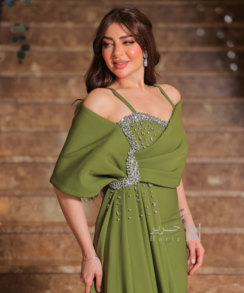 فستان سهرة زيتوني بتصميم ملكي وتطريز فاخر من الكريستال