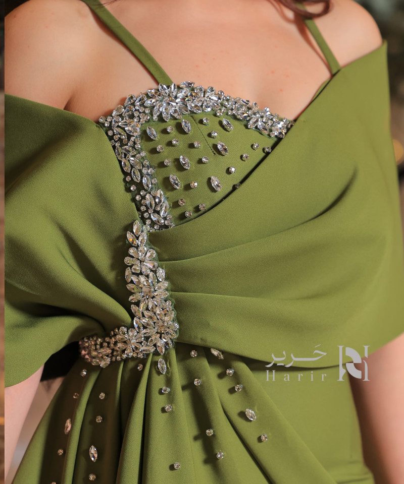 فستان سهرة زيتوني بتصميم ملكي وتطريز فاخر من الكريستال