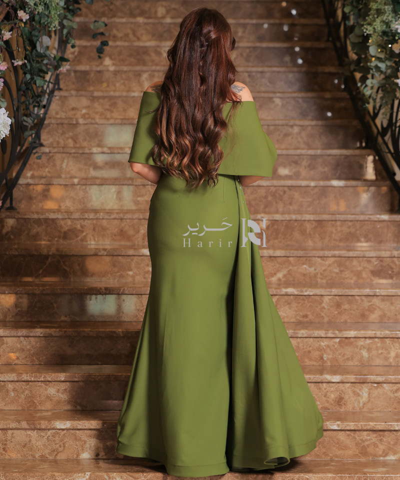 فستان سهرة زيتوني بتصميم ملكي وتطريز فاخر من الكريستال