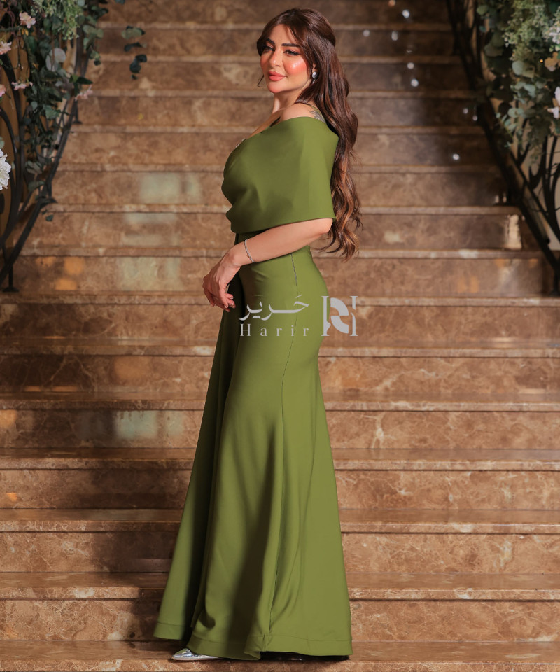 فستان سهرة زيتوني بتصميم ملكي وتطريز فاخر من الكريستال