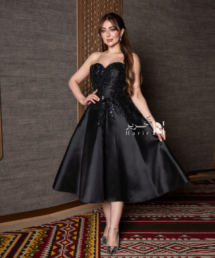 فستان قصير أسود أنيق بتطريز يدوي ولمسة ملكية