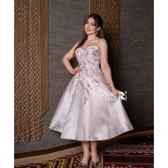 فستان ميدي ليلكي مطرز بالترتر والزهور بتصميم كورسيه أنيق