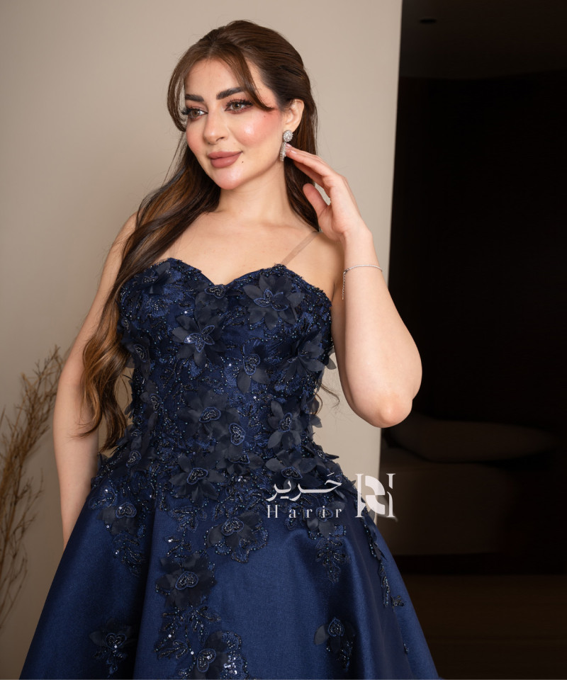 فستان سهرة كحلي بتطريز زهري فاخر وفتحة قلب ناعمة