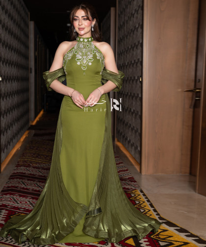 فستان سهرة زيتوني بتصميم أنيق ولمسة فاخرة من الكريستال