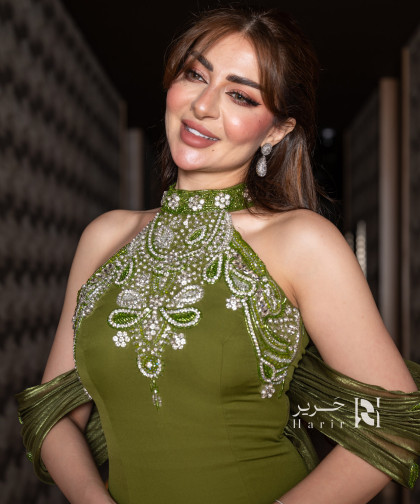 فستان سهرة زيتوني بتصميم أنيق ولمسة فاخرة من الكريستال