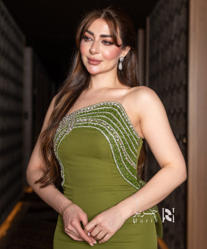 فستان سهرة زيتوني بتصميم أنيق ولمسة فاخرة من الكريستال