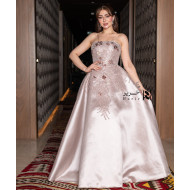 فستان سهرة وردي لامع بتطريز زهور أنيق وقصة صدر مستقيمة