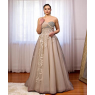 فستان سهرة  بيج مطرّز بكريستالات ولمسات دانتيل