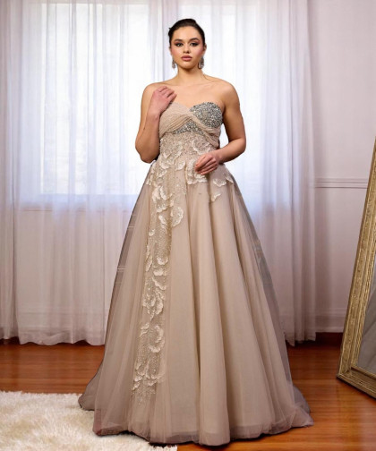 فستان سهرة  بيج مطرّز بكريستالات ولمسات دانتيل