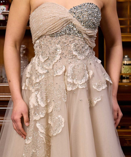 فستان سهرة  بيج مطرّز بكريستالات ولمسات دانتيل