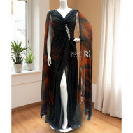 فستان سهرة أسود بتدرجات النيران وتصميم درابيه فاخر