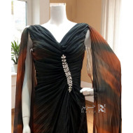 فستان سهرة أسود بتدرجات النيران وتصميم درابيه فاخر