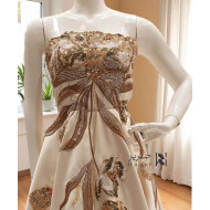 فستان سهرة عاجي بكورسيه مطرز وقصة واسعة ساحرة