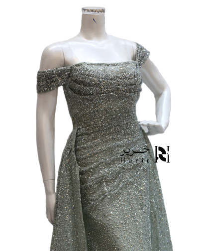 فستان سهرة أخضر زيتي بترتر فخم وأكتاف ساقطة