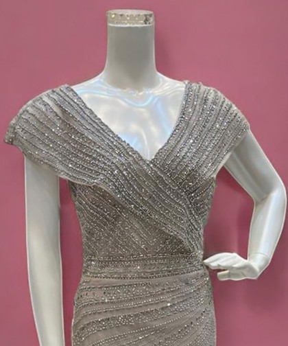 فستان سهرة شيفون مطرز بلون بيج بلمعة فضية وقصة ذيل السمكة